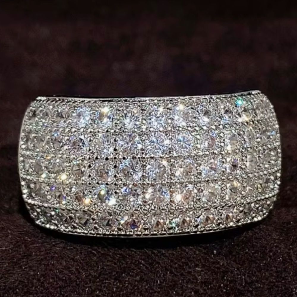 💕 Elegant Silver Band with rows of Swarovski Crystals Women's Ring 💕 - Picture 3 of 9